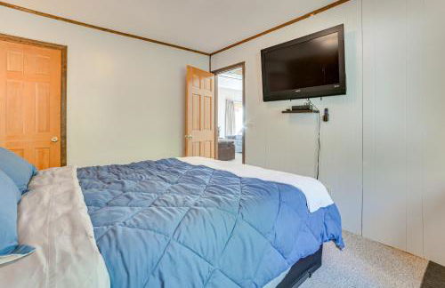 Pet-friendly Lakefront Gaylord Home with Dock! - Foto 17