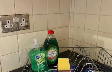 1 bedroom budget homely apartment, with free private parking and long term deals available - Foto 17