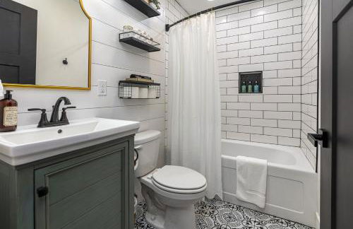 Modern 2BR Cabin w Hot Tub Near Wine Trail - Photo 22