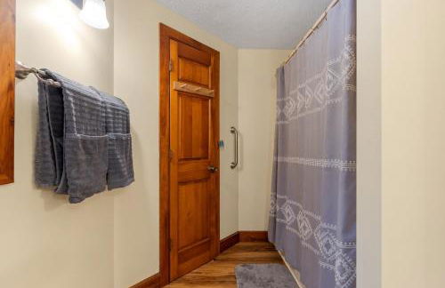 Spacious Accessible Waterfront Retreat with Hot Tub - Foto 33