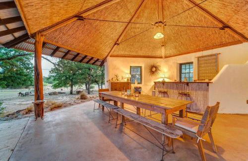 Luxury Airstream Campsite Nestled Beneath Oak Trees Outside of Austin, Texas - Foto 73