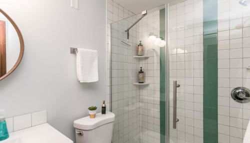 Mid-Century Style And Class In Quiet NE Location - Foto 5