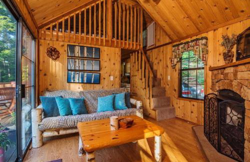 Family Cabin on 6 Acres with Lake Access and Hot Tub! - Foto 3