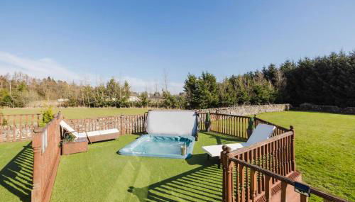 JOIVY Greenknowes Farmhouse with Hot Tub and Bar - Foto 4, Garden, Garden view