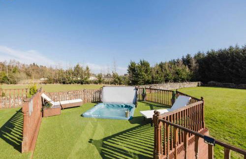 JOIVY Greenknowes Farmhouse with Hot Tub and Bar - Photo 4