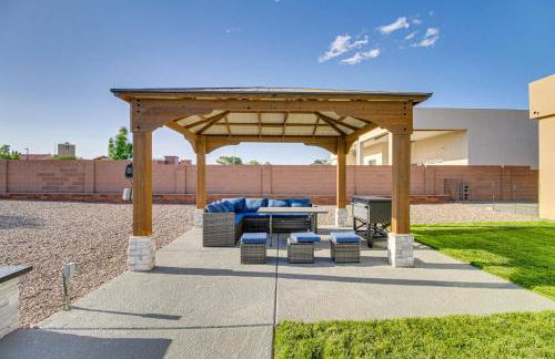 Poolside and Hot Tub Lounging Luxe Rio Rancho Home - Foto 34