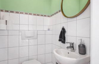 GUT KLETKAMP "Altes Torhaus" - Historisches Ferienhaus mit 5 Schlafzimmern I Kamin I Garten & Terrasse I Seeblick I 15 Min zur Ostsee I Moderne Küche I Hundefreundlich I Parkplätze I WLAN - Foto 20