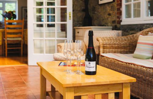 Rookley Farm Lodge Charming Manor Pool House with Heated Pool, Tennis Court & Gardens - Isle of Wight Rural Countryside Escape - Foto 23