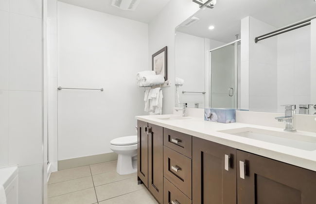 Elevated Escapes 2BR Suite Overlooking Lake - Foto 37