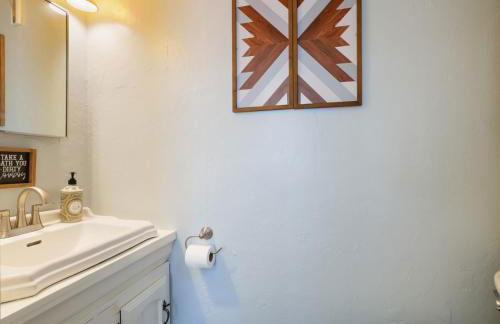 Spacious Broadway Home Downtown Western Modern Charm with parking - Photo 37