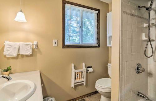 Higgins Lake Getaway with Fire Pit, Walk to Beach! - Foto 18