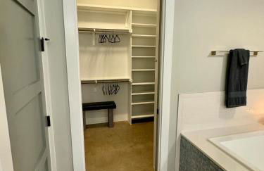 Upscale Modern Hill Country Home! Has it ALL! - Foto 69