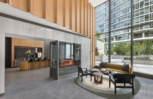 Luxury 1BR w Stunning Floor-to-Ceiling Water Views - Foto 24