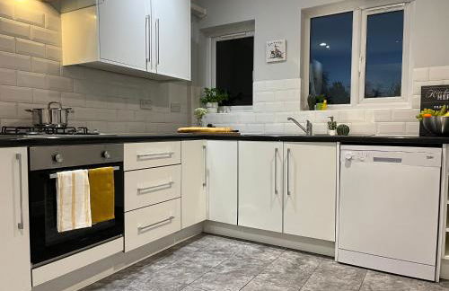 Three Bedroom City Home with Garden - Photo 12