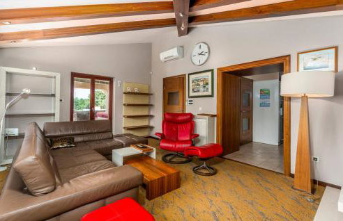 Villa With Pool, Jacuzzi, Sauna, Fitness, Playground & Wine Cellar - Photo 25