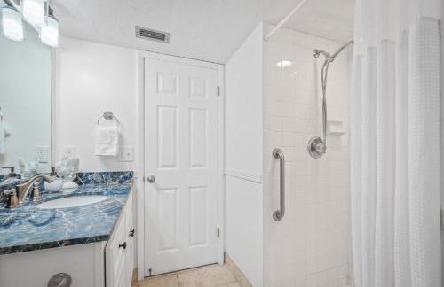 Luxury direct oceanfront corner penthouse with heated pool and garage parking - Foto 32