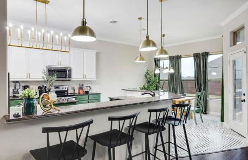 5-Bed 2-Bath with Pool & Backyard Retreat - Foto 10