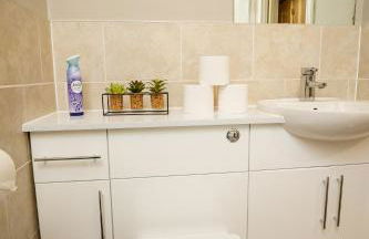 Modern Spacious 2 Bed Apartment Wolverhampton with Free Secure Parking - Photo 14