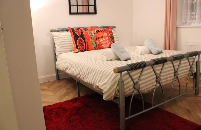 Apartment - Sleeps 2 - Parking - Station Close - Photo 1