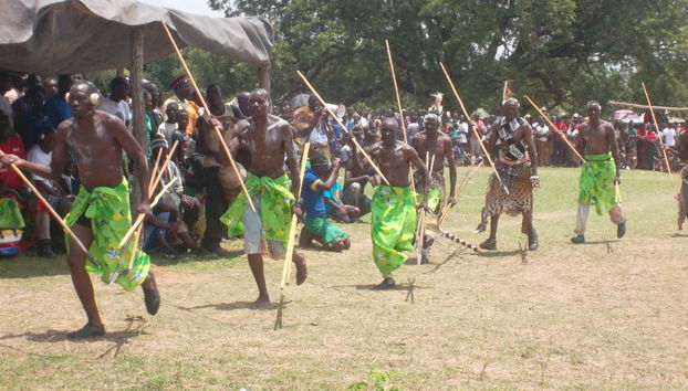 Danza guerrera en una aldea tradicional de Zambia