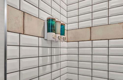 Fenced & Pet-Friendly! Modern 2BR Retreat! CLE-BW - Foto 32