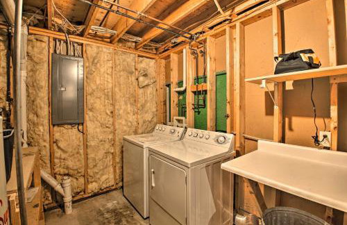 Spacious Ski-inandOut Black Mountain Home with Deck! - Foto 34