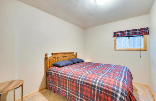 Cozy Birchwood Retreat on UTV Trail with Hot Tub! - Foto 17