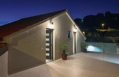 Mediterranean Oasis Seaside Villa with Pool - Foto 48