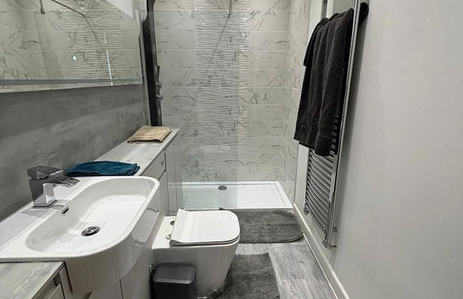 Exquisite Riverside Living in a Stunning Flat - Foto 9