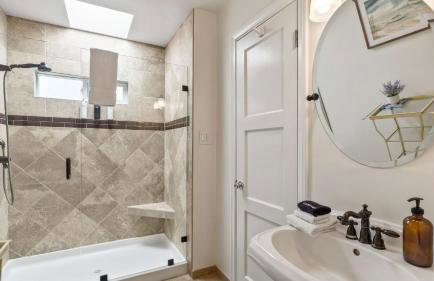 Point Loma Home w Putting Green Firepit Game Room Beach Access Zola Street by AvantStay - Foto 39