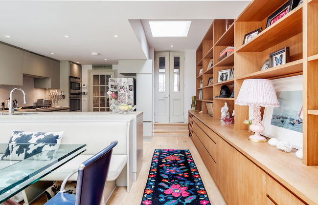 Exquisite Designers Abode - Photo 31