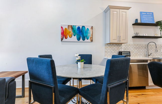 Spacious 5BR Urban Retreat with Balcony & Pool - Foto 23