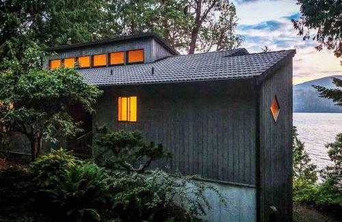 Waterfront Retreat with Fireplace, Hot Tub & Sauna - Foto 16