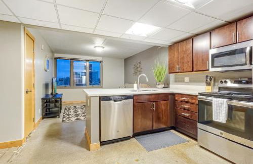 HUGE 2BR Apt Next to Wells Fargo -FREEParking! - Foto 11