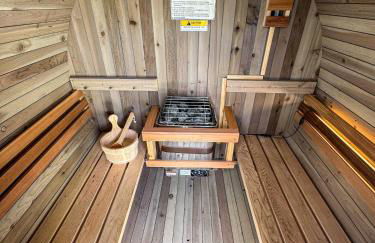 Velvet Bloom - Bubbling Spa Retreat with Sauna & Jacuzzi - Foto 17