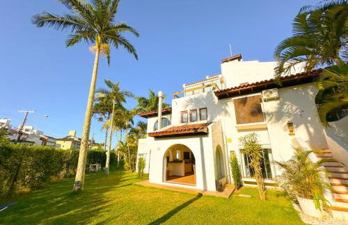 Apto estilo casa em condomínio com piscina na beira da praia - Foto 1