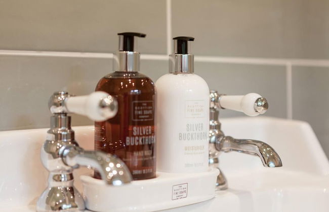 Enchanting Rustic Cottage W/stunning Views & River - Foto 18