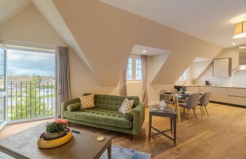 Luxury Penthouse - Castle Views - 2 Bed & Parking - By Tempstay - Photo 1