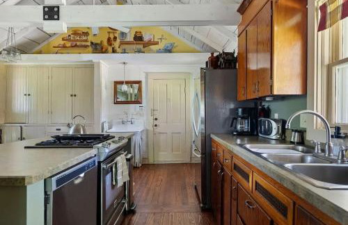 The Fourth Oak by Juniper Holiday + Home - Photo 13