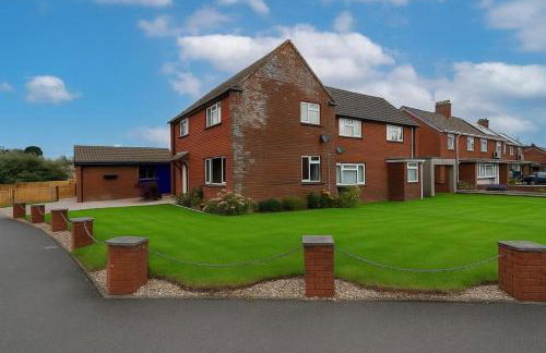 Corner House - Photo 2