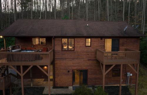 Majestic - Modern Cabin, Hot Tub, & Game Room! - Foto 2