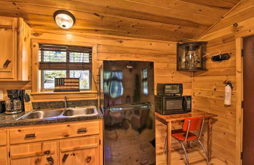 Rural Cabin Hideaway with Fire Pit and Mtn Views! - Foto 9