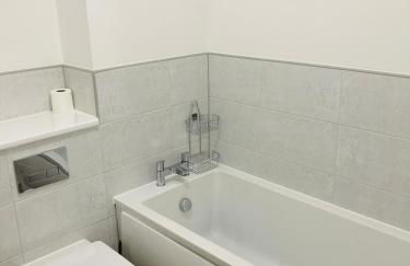2 Bedroom Luxury Apartment! City Center with Free Parking! - Foto 20
