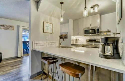 Modern MTN Condo Cozy 2BR Retreat Heated Pool - Foto 7