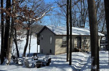 Cozy Lake House with Fireplace, Views, Close to Skiing! - Foto 21