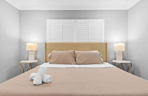 Luxe 4BR Waterfront w Htd Pool 5min to Beach - Foto 81