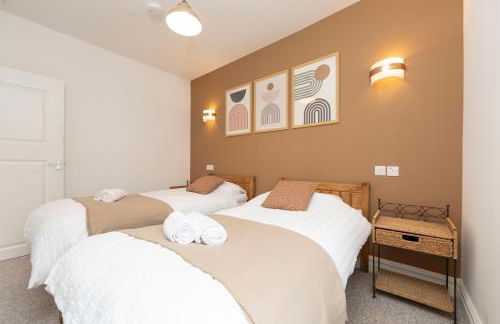 Sleeps 6. Free Wifi. Free Parking central location. - Photo 42