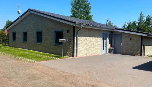 Ferienhaus Deluxe, direkt am See, mit hauseigener Panorama Außensauna, zwei Badezimmern, Tretboot, Kamin, in direkter nähe zum Kinderspieleparadies sowie Reit- und Ponyhof, 1 bis 8 Personen - Foto 3