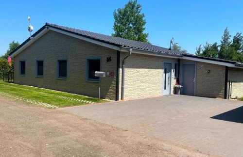 Ferienhaus Deluxe, direkt am See, mit hauseigener Panorama Außensauna, zwei Badezimmern, Tretboot, Kamin, in direkter nähe zum Kinderspieleparadies sowie Reit- und Ponyhof, 1 bis 8 Personen - Photo 3