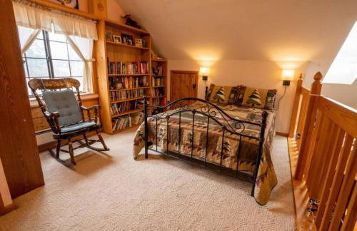 Warm Woodland Getaway with Land - Foto 2